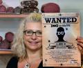 Bild: htl
Kopfgeld für Azubis: Heike Lutter zeigt das Wanted-Plakat, mit dem die Metzgerei Englhard auf Azubi-Suche geht. Mit Erfolg. Immer mehr Betriebe in der Region bieten für Lehrlinge zusätzliche Anreize.