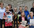 Bild: u
Eine spannende Angelegenheit ist das Finale des Vorlesewettbewerbs der Zweitklässler aus den Grundschulen Hirschau und Ehenfeld. Die Endrundenteilnehmer bieten allesamt ansprechende Leistungen (von links): Marcella Baldauf, Johannes Kern, Theresa Falk, Siegerin Laura Kummer, Emil Berndt und Tim Piller. Ihnen gratulierten (hinten, von rechts): Konrektorin Susanne Kasberger, Lehrerin Helga Haas und Buchhändlerin Hannelore Dorner.