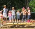 Bild: hai
Nach Wackelbalken und Reifenschaukeln wächst der Seilgarten der Kindertagesstätte „Lebendiges Lernen erleben“ um einen Seilparcours. Logisch, dass die Mädchen und Buben das neue Spielgerät gleich ausprobieren.