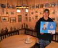 Bild: Lilly Melzer
Braumeisterin Angela Riedl in der Zoiglstube ihres Wirtshauses mit der Auszeichnung als eine der 100 besten Heimatwirschaften Bayerns.