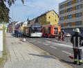 Bild: Dobmeier
Der Linienbus fuhr wohl auf zwei Autos auf.