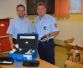 Bild: exb
Die Kreisbrandmeister Alex Graf und Michael Iberer (von links) mit den neuen Messgeräten. Sie erlauben es den Experten der Landkreis-Feuerwehr, im Ernstfall schnell herauszufinden, mit welchen Gasen sie es zu tun haben.