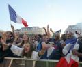 Bild:  Leo Novel/dpa
Jubelnde Franzosen nach dem Halbfinal-Sieg vor dem Pariser Rathaus. Auch in Périgueux feierten die Fans den Einzug ins Finale - und hoffen, dass die équipe tricolore auch am Sonntag gewinnt.