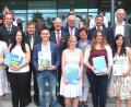 Bild: Hirsch
Schulleitung und Ehrengäste zeichneten die besten Absolventen aus. Das Bild zeigt vorne von links: Franziska Christoph, Mona Kramhöller, Alexander Kuplen, Magdalena Buckley, Sandra Reisinger und Christina Preißer.