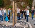 Bild: exb
Die Schüler legten am „DenkMal“ – ein Baum mit zwei großen schweren Platten – symbolisch Steine ab, damit nicht vergessen wird, was nicht vergessen werden darf.