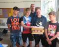 Bild: jzk
Tobias Müller, Felix Koppe, Enrico Spiersch, Joshua Heining (von links) bauen mit Hilfe ihres Klassenlehrers Thomas Seitz eine Solar-Aufladestation.