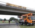 Bild: Hirsch
Während der 48 Tonnen schwere Kranwagen über die Brücke rollte, ermittelten die Statiker die Verbiegungen des Materials.