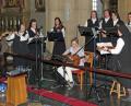 Bild: Dobmeier
Variationsreiche Melodien, dargeboten von Armen Schulschwestern: Unter der Leitung von Gabriele Lobinger (vorne, rechts) spielte die Schulschwestern-Band beim Festgottesdienst auf.