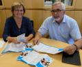 Bild: mab
Lisa Wilhelm hat mit den teilnehmenden Vereinen ein Ferienprogramm zusammengestellt. Bürgermeister Manfred Rodde hob bei der Programmvorstellung das Engagement seiner Mitarbeiterin und der Vereine lobend hervor.