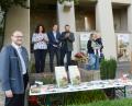 Bild: Gabi Schönberger
Landrat Andreas Meier (links), seine Mitarbeiter vom Regionalmanagement (im Hintergrund) und Axel Koch von der Regierung (rechts) sind stolz auf das erste Regionalmagazin.