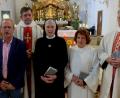 Bild: le
Viele Gratulanten beglückwünschen Schwester Ellen (Dritte von rechts) zur 40-jährigen Professjubiläum. Von links: Stefan Kreiner, Sprecher des Pfarrgemeinderates, Bürgermeister Günter Stich, Kirchenpfleger Josef Rosner, Pfarrer Max Früchtl, Frauenbundvorsitzende Christina Schaller und Pater Leo Beck.