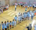 Bild: ohr
Die Grundschule Fensterbach beteiligte sich an der gemeinsamen Aktion des BLLV und des BFV „Ballhelden - Kicken für Kinder in Not“ . Mit der „Ballhelden- Hymne“ stimmten sich die Mädchen und Buben in der Sporthalle auf die einzelnen Anforderungen auf dem Sportplatz der DJK Dürnsricht- Wolfring ein.