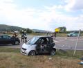 Bild: Thomas Dobler
Der kleine Smart hätte beim Stopp-Schild bei Willhof eigentlich stehen bleiben müssen, fuhr aber ungebremst in die Kreuzung und kollidierte mit dem Astra im Hintergrund. Die Smart-Fahrerin kam mit Verletzungen ins Krankenhaus, der Astra-Fahrer überstand die Kollision ohne Blessuren.