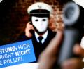 Bild: jrh
Ein Telefonhörer vor einem Plakat der Polizei mit der Aufschrift „Achtung: Hier spricht nicht die Polizei“: Wegen Betrugs als „falscher Polizist“ hat das Landgericht Köln einen Angeklagten zu fünf Jahren und vier Monaten Gefängnis verurteilt. Auch in der Oberpfalz grassiert die Masche.