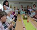 Bild: dob
Zum "Wiesenfest im Haus" holten die Pflegekräfte mit Heimleiterin Rita Gilch (Mitte) die bunten Blumen und das Gras einfach dekorativ in den Saal. Den Senioren gefiel das Fest, ob drinnen oder draußen.
