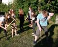Bild: WRO
Mit den Werkzeugen der „Hankerler“ wird im Garten fleißig geprobt. Die „schweißtreibende“ Angelegenheit macht aber Spaß.