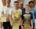 Bild: exb
Die tollen Erfolge beim 6. OSJ-Cup in Tannenlohe feiern (von links) Phillipp Erhardt, Maximilian Hauer, Vorsitzender Ottmar Mühlberger, Julian Hauer und Manuel Berendes.