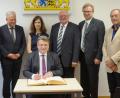 Bild: weu
Bürgermeister Heinz Weigl (Dritter von rechts) begrüßte Staatsminister Professor Winfried Bausback (sitzend) in Oberviechtach und bat um einen Eintrag ins Goldene Buch der Stadt. Neben MdL Franz Schindler, MdL Alexander Fierl, Amtsgerichtspräsidentin Beate Ehrt, Oberlandesgerichtspräsident Dr. Thomas Dickert, MdL Joachim Hanisch und MdL Jürgen Mistol (von rechts) waren viele Gäste aus Politik und Justiz der Einladung gefolgt.