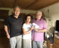 Bild: do
Unser Bild zeigt die Spendenübergabe von Arnold Mirwald (rechts) an Dr. Georg Bayerl (links) und Ehefrau Gabi Bayerl (Bildmitte). Beide gehören zu den Motoren der Hilfsorganisation und versicherten eine hundertprozentige Verwendung der Spende gemäß den Zielen des Vereins.