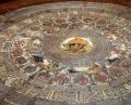 Bild: Wolfgang Steinbacher
Der Amberger Liedertisch von 1591 besteht aus einer runden Solnhofener Kalksteinplatte von 128 Zentimetern Durchmesser. Er gilt als Meisterwerk der Steinätzkunst. In die Platte sind Noten und Text einer Motette für sechs Stimmen eingeätzt, eines der bedeutendsten Stücke evangelischer Kirchenmusik des 16. Jahrhunderts. Der Besucher des Stadtmuseums bekommt das Lied über Lautsprecher präsentiert.