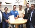 Bild: Hirsch
Schulleiter Helmut Schuster, die Auszubildenden Luca Schlachtbauer und Andreas Kraus, Schreinermeister Michael Bräu, BBZ-Geschäftsführer Michael Mändl und der Zentrumsleiter des Kolpingbildungswerkes, Karl Ziegler (von links) planen ein gemeinsames Projekt.