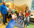 Bild: twg
Eine gute Truppe: (von links) Bürgermeister Hubert Kraus, Kindergartenleiterin Sabine Schinner, Sabine Friedrich und rechts Andrea Kuchenreuther, Leiterin der Kinderkrippe, mit ihren Schützlingen .