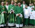 Bild: lg
Die Geistlichen des Dekanates stellten mit Dekan Alfons Kaufmann und Festprediger Christian Burkhardt zusammen mit den Ministranten vor der Stadtpfarrkirche zum Erinnerungsbild.