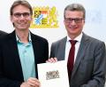 Bild: Gebert/StMUK
Rektor Uwe Gaube (links) nahm von Kultusminister Bernd Sibler die Urkunde entgegen: Die Sebastian-Kneipp-Grundschule in Edelsfeld ist nun eine flexible Grundschule.
