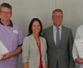 Bild: tr
Wurde für ihre besonderen Leistungen ausgezeichnet, Dr. Gregor Stohlmann (links) und Professor Rudolf Ascherl. Mit im Bild Krankenhausleiterin Claudia Kost und Franz Stahl (Mitte).