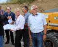 Bild: Dobler
Ingenieur Ferdinand Leidner (Mitte links) zeigte den Mitgliedern des Bauausschusses, was es mit der neuen Straße im Gewerbegebiet West auf sich hat.
