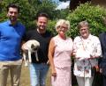 Bild: kro
1600 Euro, den Spendenerlös eines Sommerfestes im Garten des ehemaligen MdB's Reiner Meier, erhielt Dr. Annemarie Schraml für ihre Feuerkinder in Tansania. Unser Bild zeigt von links Yuily Meier, Dominik Meier mit Hund „Gusti“, Ulli Meier, Dr. Annemarie Schraml und Reiner Meier.