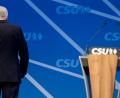 Bild: Sven Hoppe/dpa
Der CSU-Vorsitzende Horst Seehofer verlässtseiner Rede die Bühne.