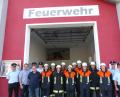 Bild: sl
Das Schiedsrichterteam Martin Weig, Christian Demleitner (von rechts) und Sven Riedel (Fünfter von links) loben die Ausbildung. Kommandant Helmut Kellner, Bürgermeister Anton Kappl und Vorsitzender Peter Schwabl (von links) gratulieren.