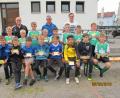 Bild: khg
Die Mannschaften Vilseck I (hinten, in den grünen Trikots) und Vilseck II (vorne) nach der Grundschul-Landkreismeisterschaft auf dem Sportgelände des FV Vilseck mit (hinten, von links) Karl Heinz Grollmisch sowie den Betreuern Daniel Obermeier und Sandro Ungersböck.