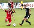 Bild: Hirsch
In der Schlussphase schoss der SV Fortuna Regensburg gegen die Spvgg Pfreimd noch einen klaren 4:1-Sieg heraus. Die Szene zeigt einen Zweikampf zwischen Maximilian Herzog (Spvgg, links) und Nizar Klica (SV, rechts).