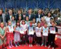 Bild: Wolfgang Steinbacher
Neben den Urkunden, die es für alle Klassen gab, die fleißig zu Fuß liefen, überreichten die Stadtwerke Amberg den Rektoren der fünf Grundschulen einen Scheck über 1500 Euro. Von links: Marion Weigl, Manfred Reindl, Bürgermeister Martin Preuß, Marion Ott, Stephan Prechtl (Stadtwerke), Markus Lacher und Elke Schmidt.