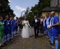 Bild: ebr
Vor der Kirche warteten der TSV Sportverein Arzberg-Rötenbach (vorne, im Fußball-Trikot) und die Fighting Ducks Schwandorf (hinten) im Spalier auf das junge Ehepaar.