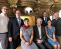 Bild: (exb)
Ende gut, alles gut: Kulturreferent Wolfgang Dersch, Regionalkantor Bernhard Müllers, Stadtpfarrer Thomas Helm und Orgelvereinsvorsitzender Franz Meier (hinten von links) freuen sich wie Anne-Marie Brey (links vorne) und Kulturfachkraft Barbara Cosima Frey (rechts), dass es Christian Mouyen rechtzeitig zum Konzert nach Amberg geschafft hat.