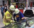 Bild: Feuerwehr Amberg
Der eine, links mit Einsatzoutfit, ist schon im Dienst der Feuerwehr, der andere probiert aus, was das konkret bedeutet: Bei einem Aktionstag in der Feuerwache dürfen Dreifaltigkeitsschüler, angeleitet von Kräften der Jugendfeuerwehr, richtig mit anpacken. Zum Beispiel beim Aufschneiden eines Unfallautos.