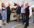 Bild: bsc
Bürgermeister Hermann Manahl aus der österreichischen Partnergemeinde Raggal (Dritter von links) und Bürgermeister Gottfried Härtl (Dritter von rechts) zapften das erste Bier und eröffneten zusammen mit (von links) Pfarrer Joseph, Raggals Vizebürgermeisterin Irmgard Martin sowie (von rechts) 2. Bürgermeister Oskar Schuster und Festleiter Karl Wittmann, unter viel Applaus das achte Friedenfelser Bürgerfest.