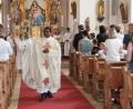 Bild: pi
Bestandteil des Kirchweih-Gottesdienstes ist auch die Erneuerung des Taufversprechens. Dazu segnet Pfarrer Julius Johnrose die Gläubigen.