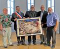 Bild: twi
Bürgermeister Armin Schärtl (Mitte) überreichte der Castilloner Delegation ein Bild mit Nabburger Stadtpartien von Raphael Haubelt). Im Bild sind auch (von links) Vorsitzende Birgit Krogner, Bürgermeister Jaques Breiat, Präsident Vartan Bardis und Pierre Menieur vom Castilloner Förderverein zu sehen.