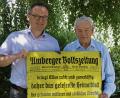 Bild: ö
Hans Rupprecht (rechts) übergibt die historische Emaille-Tafel an AZ-Reporterchef Markus Müller.