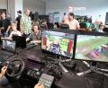 Bild: Gerhard Götz
Lenkrad, Joystick, Maus und Tastatur – das sind für diese Jungs die Hilfsmittel, um mit ihren Landmaschinen über virtuelle Felder zu fahren.