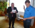 Bild: usc
Als Nachrücker von Monika Epp vereidigt Bürgermeister Josef Reindl (links) den Neuersdorfer Thomas Sehr (CSU).