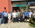 Bild: Markt Schwarzhofen
Im Geschichtspark Bärnau-Tachov informierte sich der Marktgemeinderat um Bürgermeister Maximilian Beer (Zweiter von rechts). Der Vorstand des Trägervereins Alfred Wolf (rechts) führte die Gruppe persönlich.