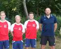 Bild: Ertl
Die Neuzugänge des SV Sorghof, (von links) Nico Krieger, Mathias Ehler und Maximilian Grundler mit Trainer Hans-Jürgen Plößl.