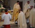 Bild: exb
Die beiden Neupriester spendeten den Primizsegen zuerst den Geistlichen und dann allen Gottesdienstbesuchern.