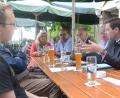 Bild: Kunz
Landtagskandidat Stephan Oetzinger (Zweiter von rechts) diskutiert aktuelle Themen, links daneben Vorsitzender Hans Forster.