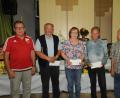 Bild: bey
Christa Himmler holt sich die Siegprämie beim Preisschafkopf des SC Luhe-Wildenau. Georg Duschner (Zweiter von links) kommt auf Platz zwei, Konrad Hörl (Zweiter von rechts) landet auf Rang drei. Den Trostpreis gewinnt Ottmar Dötzer (rechts). Den erfolgreichen Kartlern gratuliert SC-Chef Willi Hagler (links).